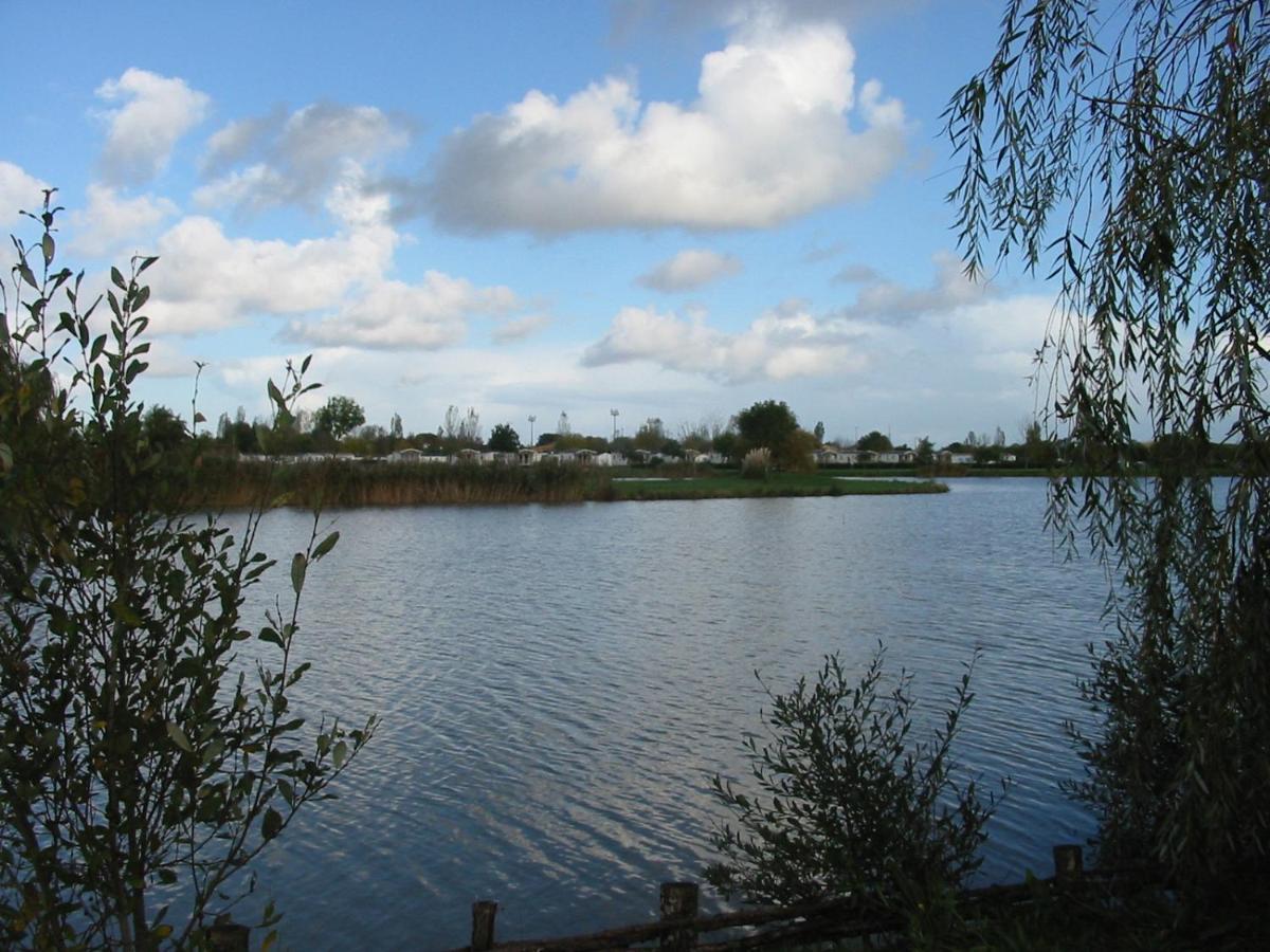 Camping Du Lac De Saujon Exteriör bild